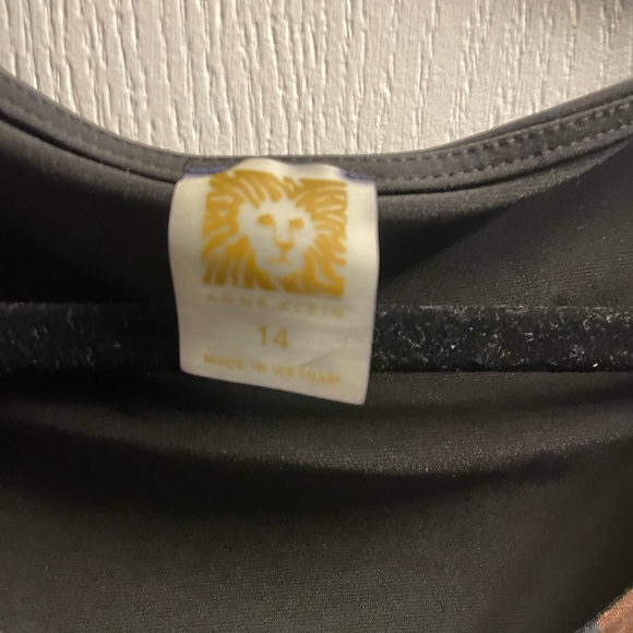 Anne Klein capped shear sleeve blouse pattered front and plain black back w tags - Picture 5 of 7